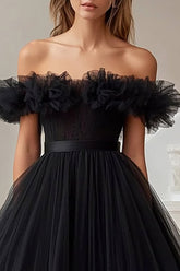 Schwarzes Schulterfreies Ballkleid aus Tüll mit Rüschen in A-Linie